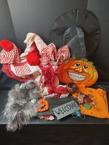 lot 829 image: Halloween Lot with Adult Clown Costume
