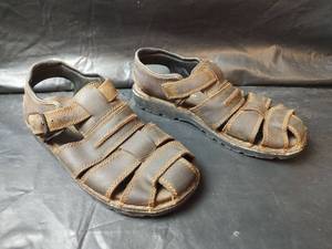lot 839 image: Mens Hunters Bay Leather Closed Toe Sandals, Size 10