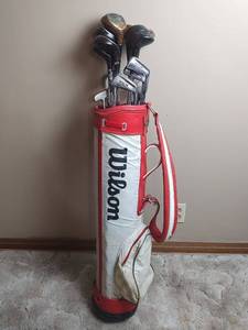 lot 846 image: Wilson Golf Club Bag with Assorted Clubs