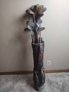 lot 847 image: Vintage Leather Golf Bag and Clubs