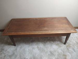lot 850 image: Wooden Coffee Table with Tapered Legs, 48 x 20 x 15