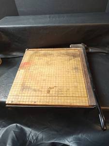lot 855 image: Vintage Paper Cutter