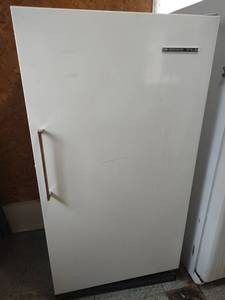 lot 894 image: Frigidaire UF-160 Upright Freezer 16.0 cu.f.,  32 x 26.5 x 62