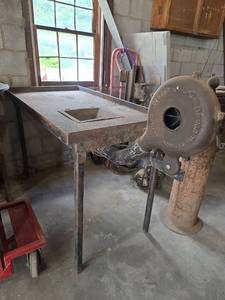 lot 1025 image: Canedy Otto MFG Royal H Western Chief Coal Forge with Blower