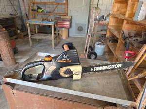 lot 1035 image: Remington 3.0 HP Electric Chainsaw 16 in. Bar Model 107624-01