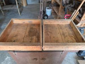 lot 1038 image: 2 Wooden Storage Trays 16in x 16in