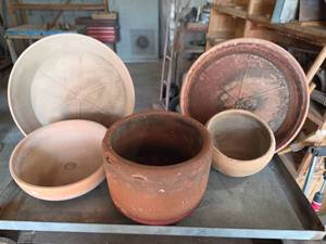 lot 1039 image: Ceramic Pottery Lot - Planters and Trays