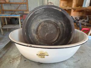 lot 1040 image: Enamelware- 2 Bowls