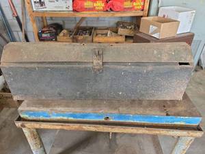 lot 1052 image: Metal Storage Trunk Tool Box with Handle and Latch