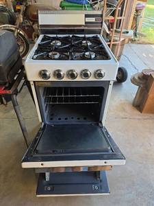 lot 1089 image: Coronado Princess 4-Burner Gas Range with Oven