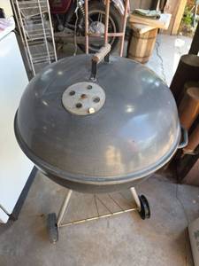 lot 1090 image: Weber Bar-B-Kettle Charcoal Grill with Lid PAT. 3538906