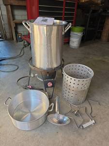 lot 1091 image: Backyard Pro 2406W Outdoor Propane Turkey Fryer Kit with Accessories