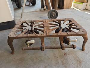 lot 1092 image: Two-Burner Cast Iron Gas Cooker