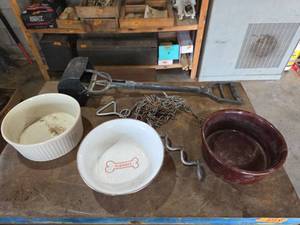 lot 1093 image: Pet Bowls, Shovel and Chain and Tie Out Stake