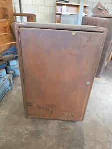 lot 1097 image: Metal Storage Cabinet with Single Door and Shelf