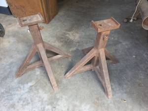 lot 1098 image: Pair of Vehicle Jack Stands with Rectangular Top Plates
