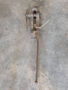 lot 1102 image: Blacksmith Post Vise