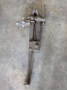 lot 1103 image: Blacksmithing Post Vise