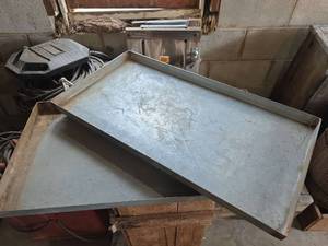 lot 1119 image: Metal Shallow Rectangular Trays with Raised Rim �� Lot of 2