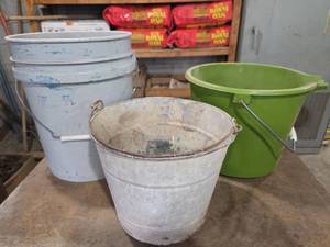 lot 1131 image: 3 Buckets