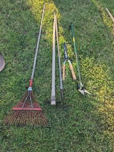 lot 1213 image: Lot of 5 Garden Hand Tools Rake Shovel Cultivator Pruner
