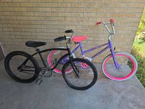 lot 1224 image: 2 Childrens Bicycles- Both need tires