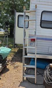 lot 1238 image: Aluminum Extension Ladder