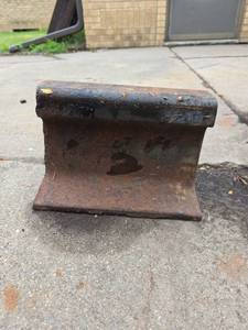 lot 1240 image: Metal Anvil-Style Block approx 9 in Long