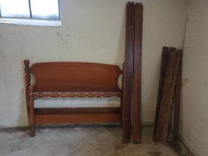 lot 1500 image: Wooden Bed Frame with Turned Posts Full Size
