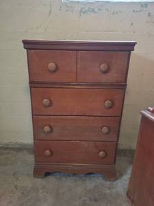 lot 1501 image: 4-Drawer Chest with Round Knob Pulls