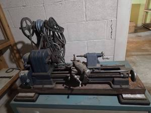 lot 1523 image: Bench Lathe with Motor and Drive System on Table