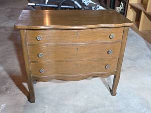 lot 1529 image: Wood Dresser 3-Drawer Chest with Curved Front
