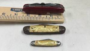 lot 15 image: Lot of 3 Folding Pocket Knives