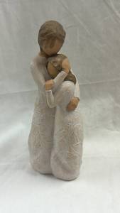 lot 20 image: Willow Tree Figurine - Woman with Child Holding Hands by Demdaco