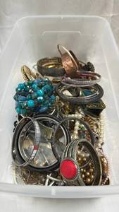 lot 39 image: Jewelry Lot