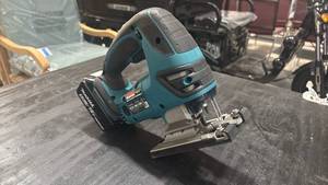 lot 102 image: Makita XVJ03 18V Jigsaw with 5.0Ah Battery