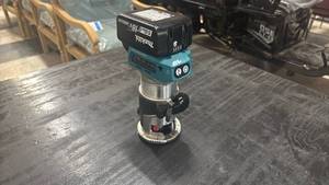 lot 104 image: Makita XTR01 18V Brushless Cordless Router with 5.0Ah Battery