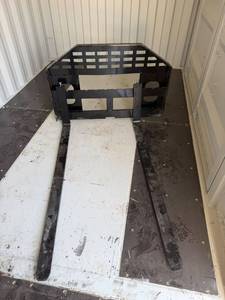 lot 8401 image: Unused CAPTOK Skid Steer Pallet Forks (CK-DHC)