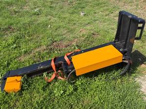 lot 8407 image: Unused CAPTOK Skid Steer Horizontal Log Splitter (CK-HLS82)