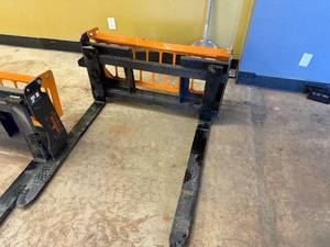 lot 8064 image: Unused Landhonor Pallet Fork (PF-11-3500G)