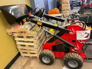 lot 8366 image: Unused CAPTOK Skid Steer Loader (CK-323TZ)