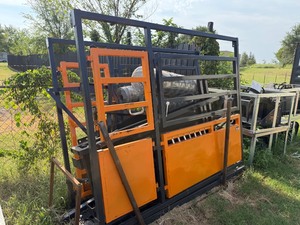 lot 8098 image: Unused Landhonor 10 Cattle Squeeze Chute (LHR-CSC10)