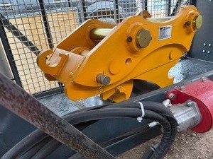 lot 8332 image: Unused Handy Excavator Quick Coupler (HEC320) - SN EC202605137