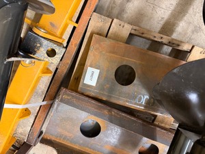 lot 8417 image: Unused CAPTOK dingo skid steer mounting plate