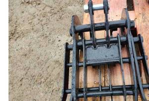 lot 8291 image: Unused SD Lanch Wooden Grab Fork (Mini Excavator Attachment)
