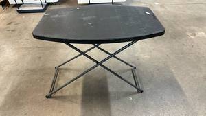 lot 2012 image: Peakform 29 foldable table.