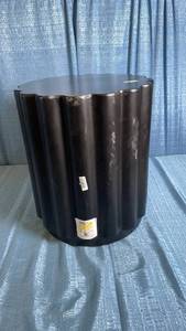 lot 3008 image: Scalloped Round Side Table Black - Room Essentials