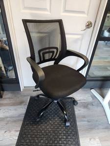 lot 30 image: Black Mesh Office Chair with Padded Seat and Armrests