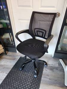 lot 32 image: Black Mesh Office Chair with Adjustable Height