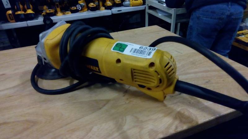 lot 6239 image: 7 Amp 4-12 in. Small Angle Grinder